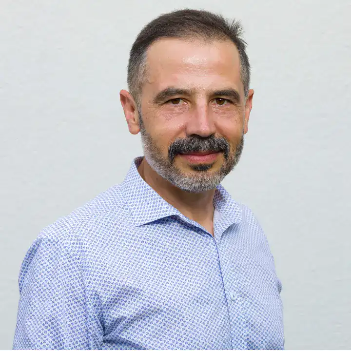 Profil homme senior blanc